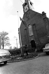 Hijsen van de rode vlag op het dorpsplein, Bestanddeelnr 927-9077