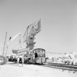 Hijskraan tilt bouwmaterialen op een treinwagon, Bestanddeelnr 255-2557