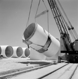 Hijskraan met een betonnen buis op het terrein van een buizenfabriek in Asjkelon, Bestanddeelnr 255-4741