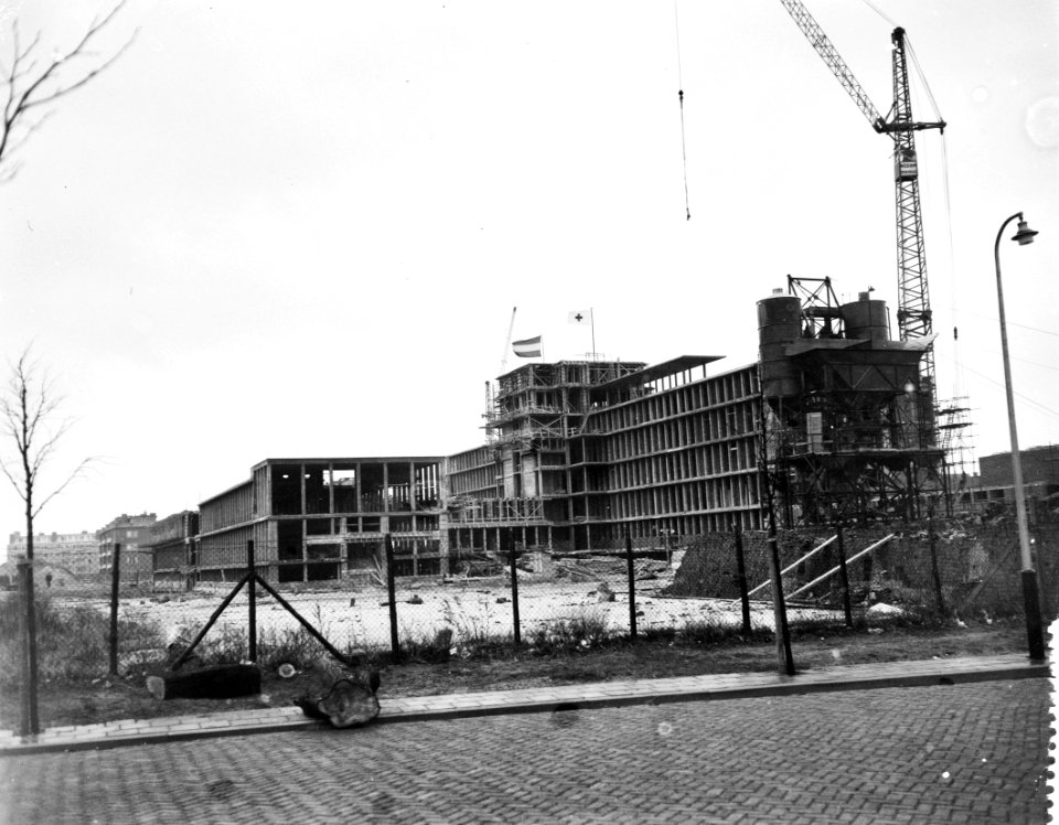 Hijsen van de vlag op het Roode Kruisziekenhuis in Den Haag, Bestanddeelnr 909-2433