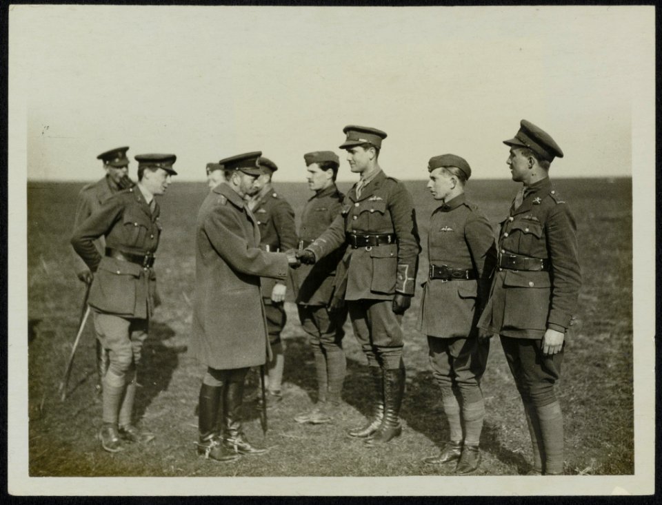 His Majesty King George Vth visits his armies in France. H.M. the King talking t, Bestanddeelnr 158-0159