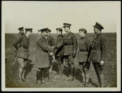 His Majesty King George Vth visits his armies in France. H.M. the King talking t, Bestanddeelnr 158-0159