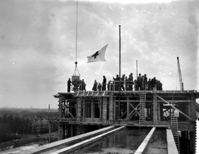 Hijsen van de vlag op het Roode Kruisziekenhuis in Den Haag, Bestanddeelnr 909-2436