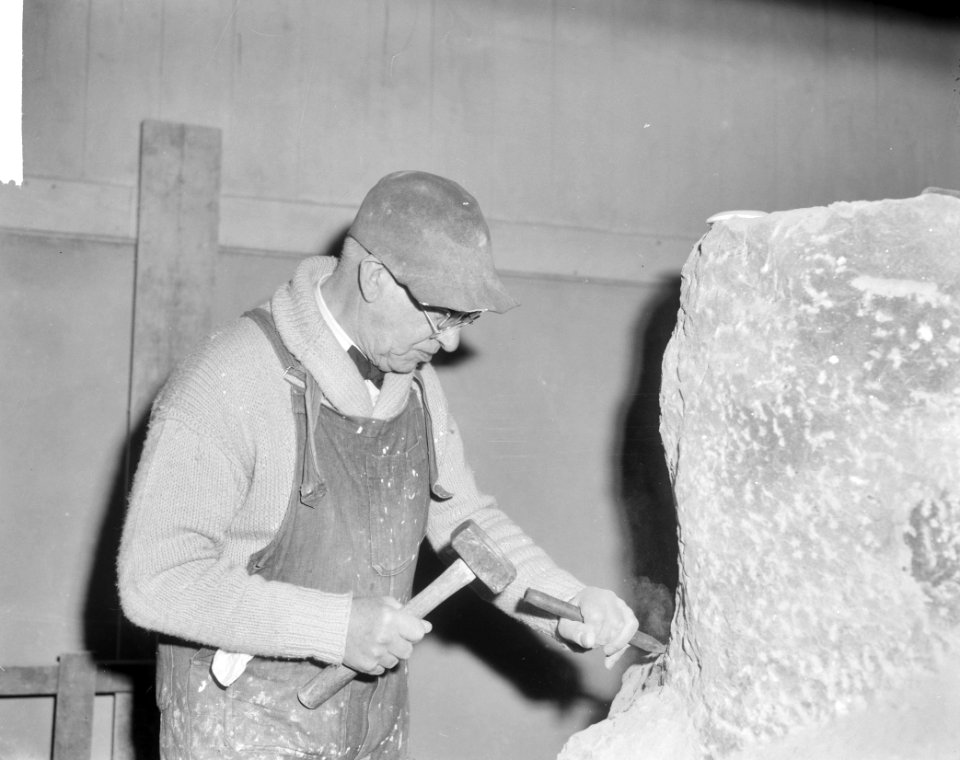 Hildo Krop 26 januari 80 jaar, Hildo Krop in zijn atelier, Bestanddeelnr 916-0690