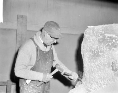 Hildo Krop 26 januari 80 jaar, Hildo Krop in zijn atelier, Bestanddeelnr 916-0690