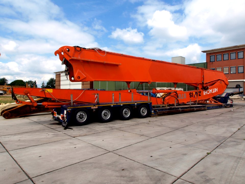 Hitachi Zaxis 870 crane arm on transporter p2