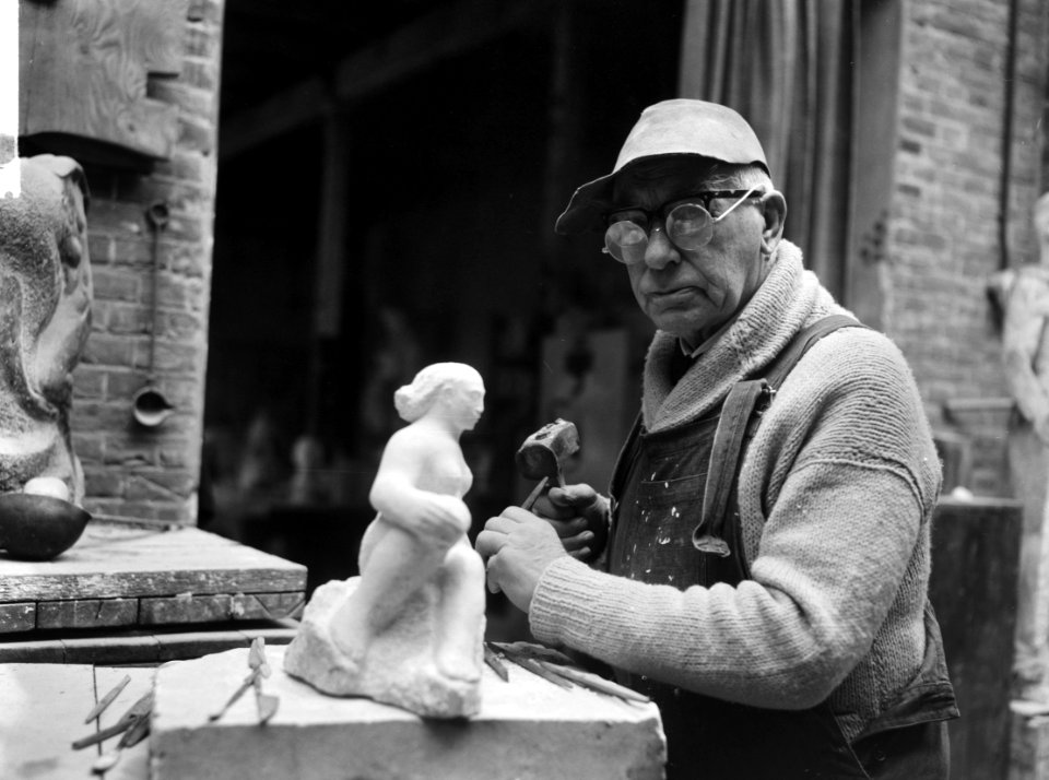 Hildo Krop 26 januari 80 jaar, Hildo Krop in zijn atelier, Bestanddeelnr 916-0689