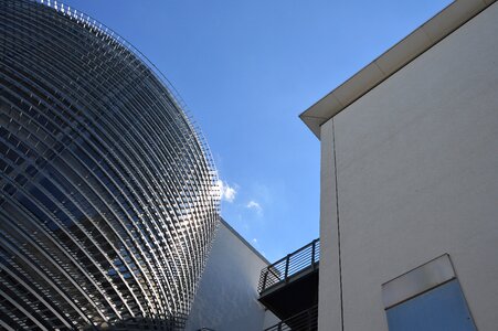 Glass mirroring cloud photo