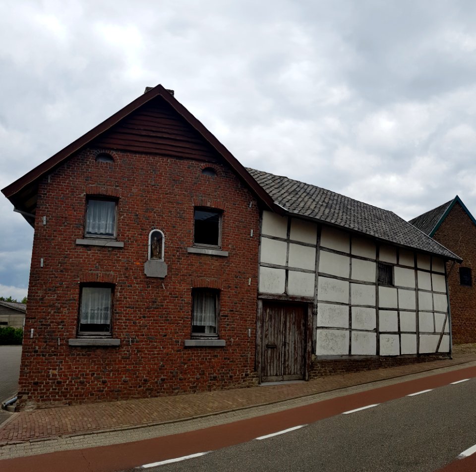 Hilleshagen-Beeldje in gevel Hilleshagerweg 44 (2)