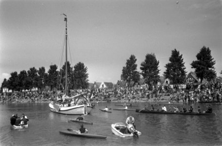 HKH Pr. Beatrix en Pr. Claus met Pr. Friso en Pr. Willem Alexander aan boord van, Bestanddeelnr 922-4945