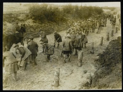 Highlanders working on the roads, Bestanddeelnr 158-0392