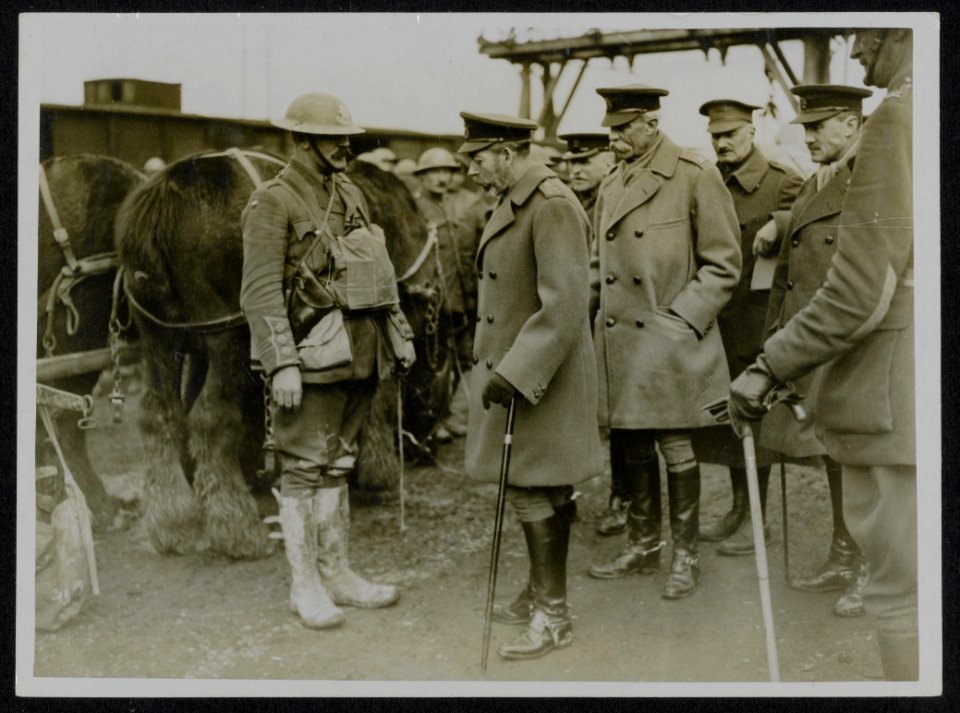 His Majesty King George Vth visits his armies in France. The King talking to an , Bestanddeelnr 158-0155