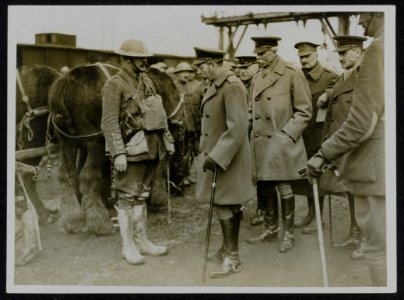 His Majesty King George Vth visits his armies in France. The King talking to an , Bestanddeelnr 158-0155