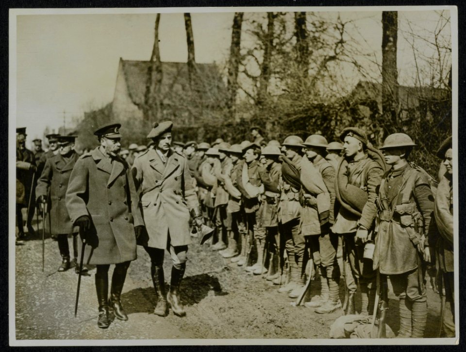 His Majesty King George Vth visits his armies in France. H.M. the King inspects , Bestanddeelnr 158-0154