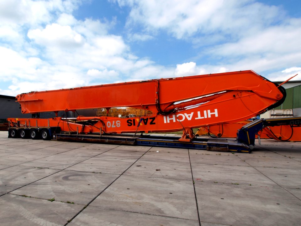 Hitachi Zaxis 870 crane arm on transporter p1