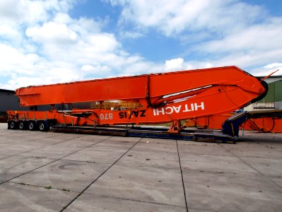 Hitachi Zaxis 870 crane arm on transporter p1