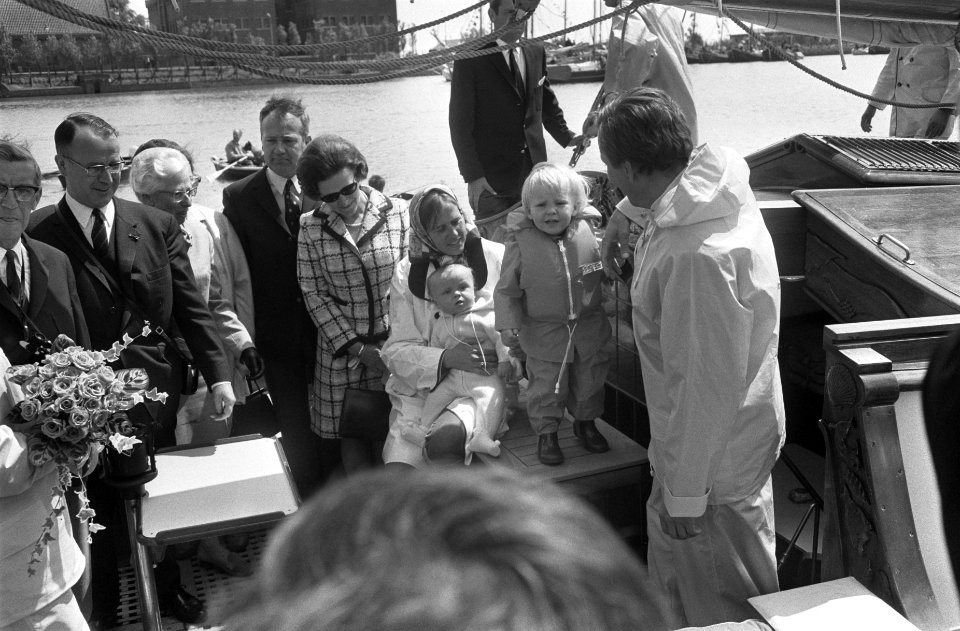 HKH Pr. Beatrix en Pr. Claus met Pr. Friso en Pr. Willem Alexander aan boord van, Bestanddeelnr 922-4949