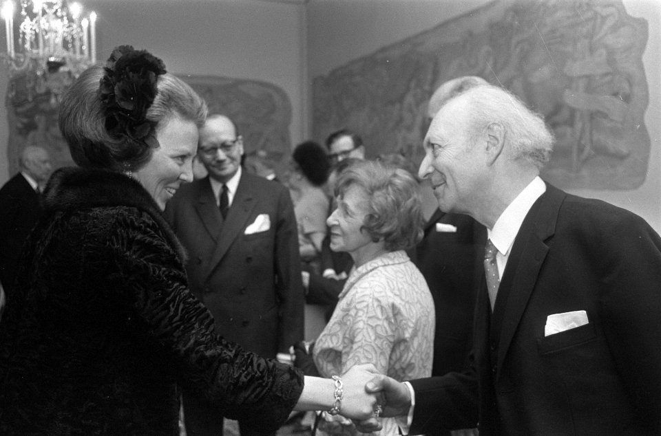 HKH Pr. Beatrix en ZKH Pr. Claus waren aanw. bh Concert t.g.v. het 20 jarig bes, Bestanddeelnr 922-2930