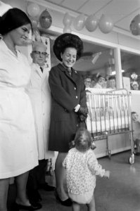 HKH Prinses Margriet opent Sint Claraziekenhuis te Rotterdam rechts Prinses Marg, Bestanddeelnr 922-3338