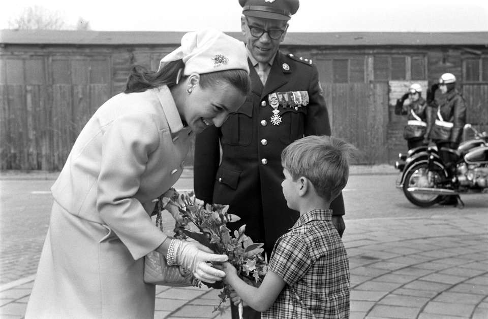 HKH Pr. Margriet was aanwezig bij de Regimentsdag in de Juliana van Stolbergkaze, Bestanddeelnr 922-3675