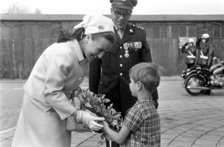 HKH Pr. Margriet was aanwezig bij de Regimentsdag in de Juliana van Stolbergkaze, Bestanddeelnr 922-3675