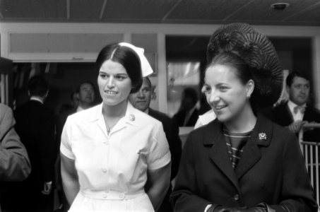 HKH Prinses Margriet opent Sint Claraziekenhuis te Rotterdam rechts Prinses Marg, Bestanddeelnr 922-3334