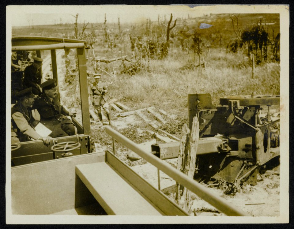 His Majesty whilst making a trip on a light railway sees a German 5.9 gun, Bestanddeelnr 158-0309