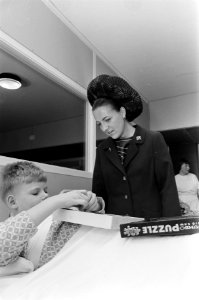 HKH Prinses Margriet opent Sint Claraziekenhuis te Rotterdam rechts Prinses Marg, Bestanddeelnr 922-3337