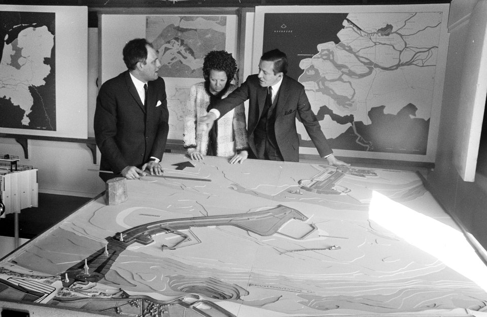 HKH pr. Beatrix en Pr. Claus bezoeken Zeeland nr. 33 links bij maquette ir. Lo, Bestanddeelnr 922-3141