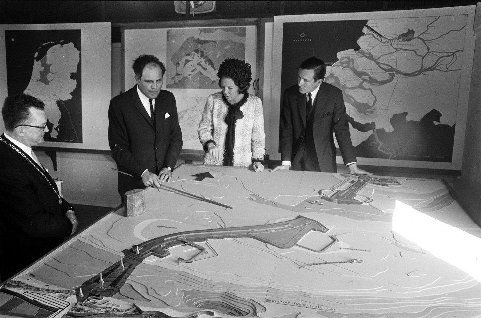 HKH pr. Beatrix en Pr. Claus bezoeken Zeeland (links) ir. M.J. Loschacoff (hfd. , Bestanddeelnr 922-3139