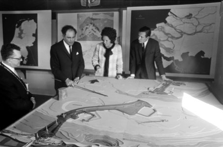 HKH pr. Beatrix en Pr. Claus bezoeken Zeeland (links) ir. M.J. Loschacoff (hfd. , Bestanddeelnr 922-3139