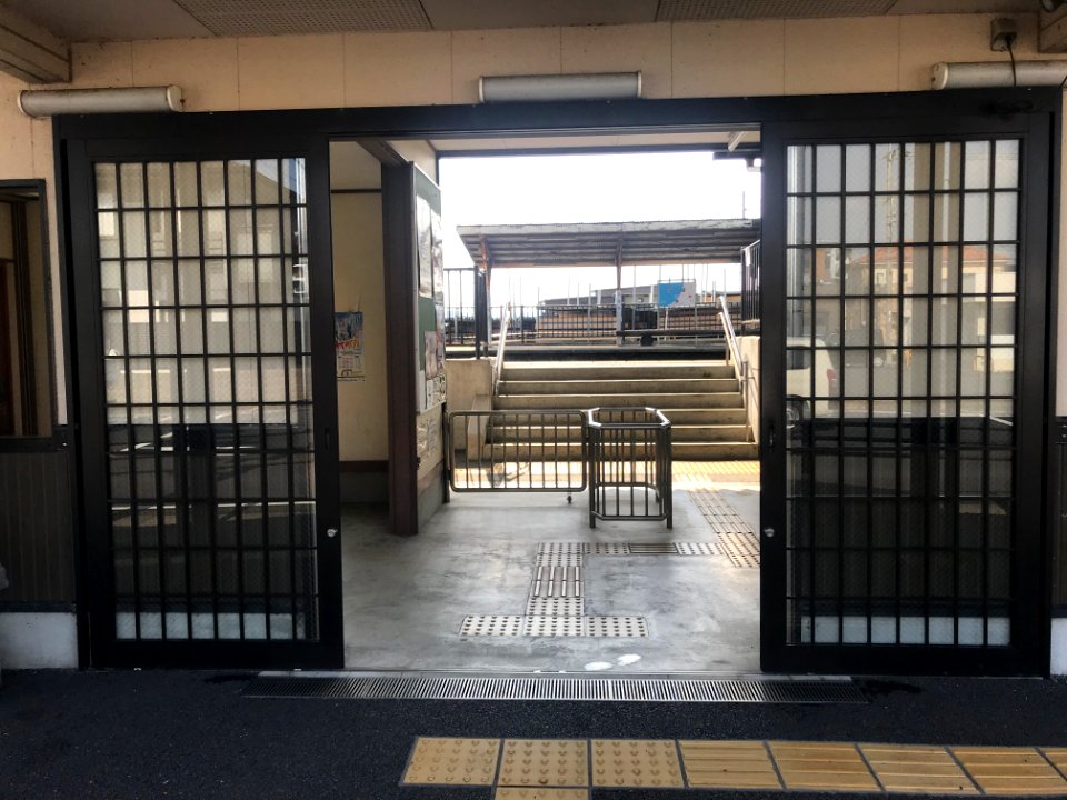 Hitara station ticket gate