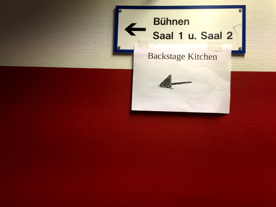 Hinweisschild Bühne Saal 1 u. 2 im CCH