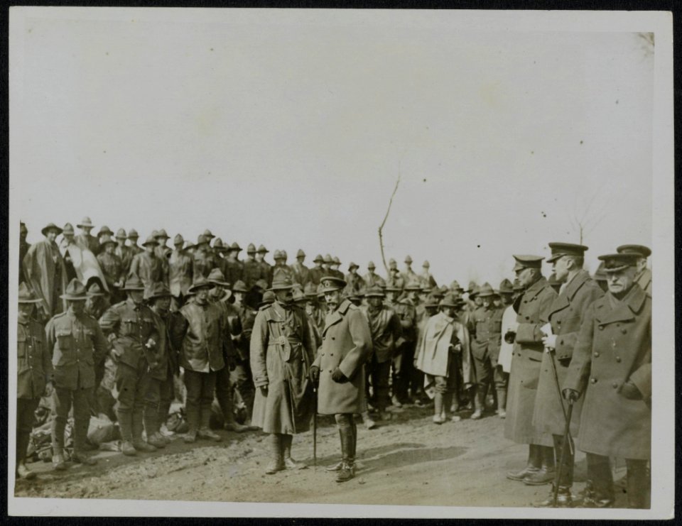 His Majesty King George Vth visits his armies in France. H.M. the King visits Ne, Bestanddeelnr 158-0157