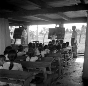 Hindostaanse school, gelegen onder de tempel, in Nieuw-Nickerie, Bestanddeelnr 252-5501