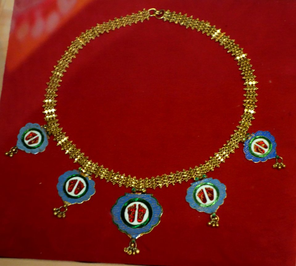 Hindu necklace with kavach depicting Krishna's footprints, worn by pilgrim to Shrinathji temple, Narthdwara, Jaipur or Nathdware, India, 19th century, gold enamel - Bata Shoe Museum - DSC00163