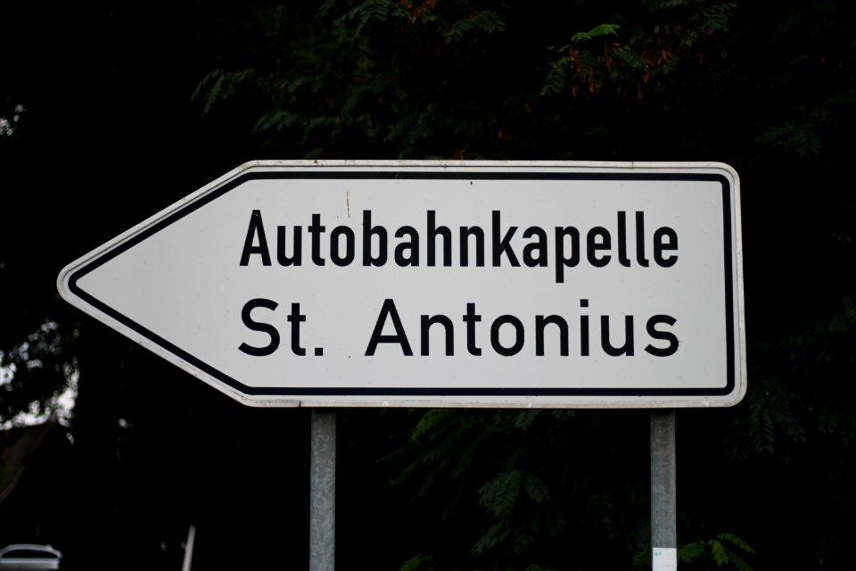 Hinweisschild Autobahnkapelle