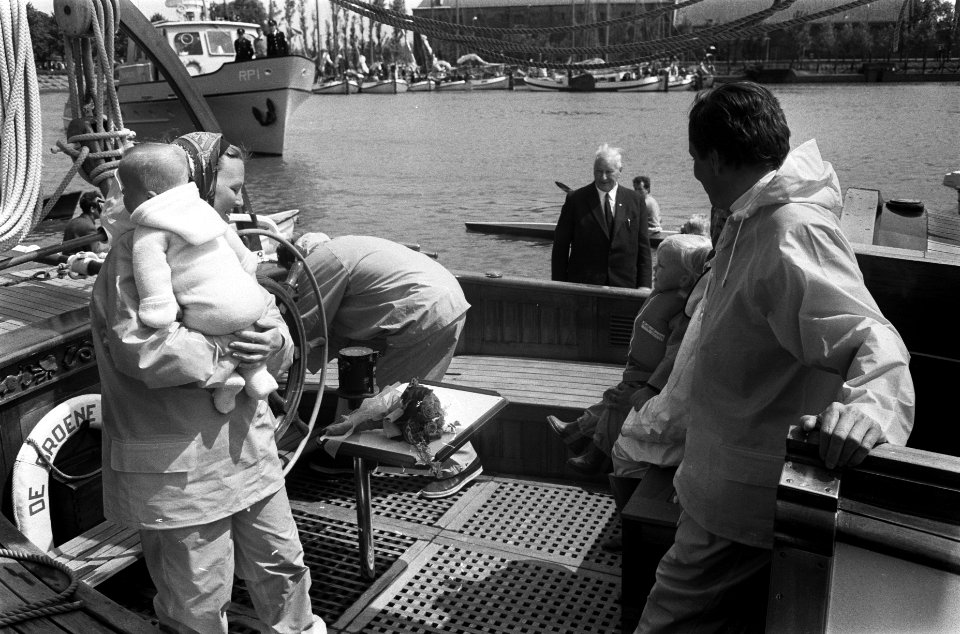 HKH Pr. Beatrix en Pr. Claus met Pr. Friso en Pr. Willem Alexander aan boord van, Bestanddeelnr 922-4950