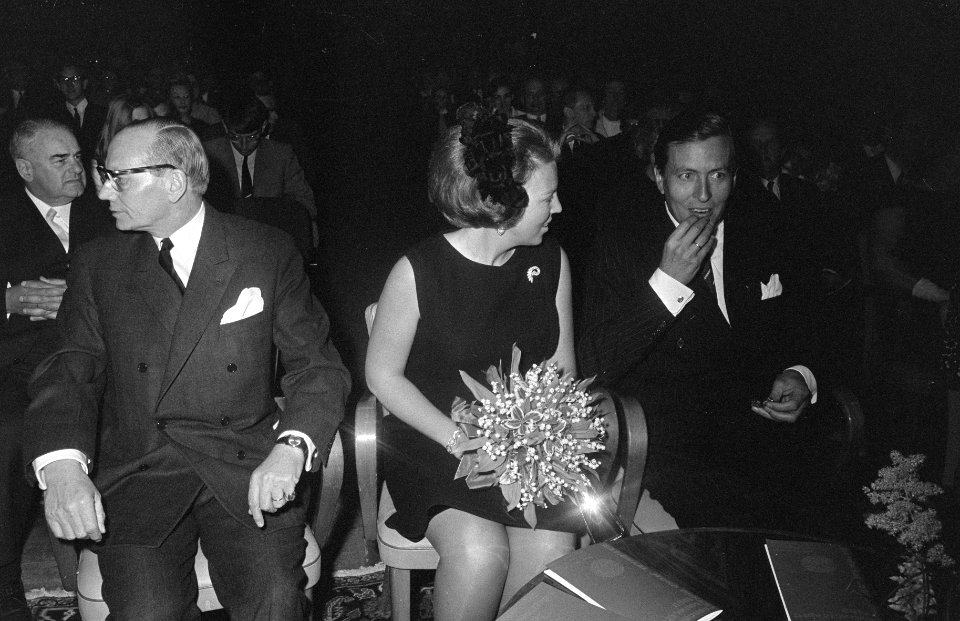 HKH Pr. Beatrix en ZKH Pr. Claus waren aanw. bh Conc t.g.v. het 20 jarig bestaa, Bestanddeelnr 922-2936