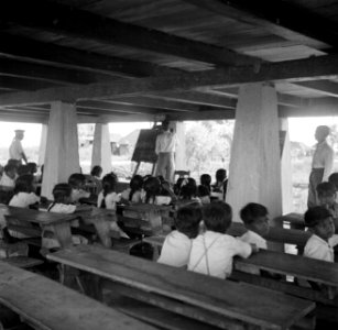 Hindostaanse school, gelegen onder de tempel, in Nieuw-Nickerie, Bestanddeelnr 252-5500