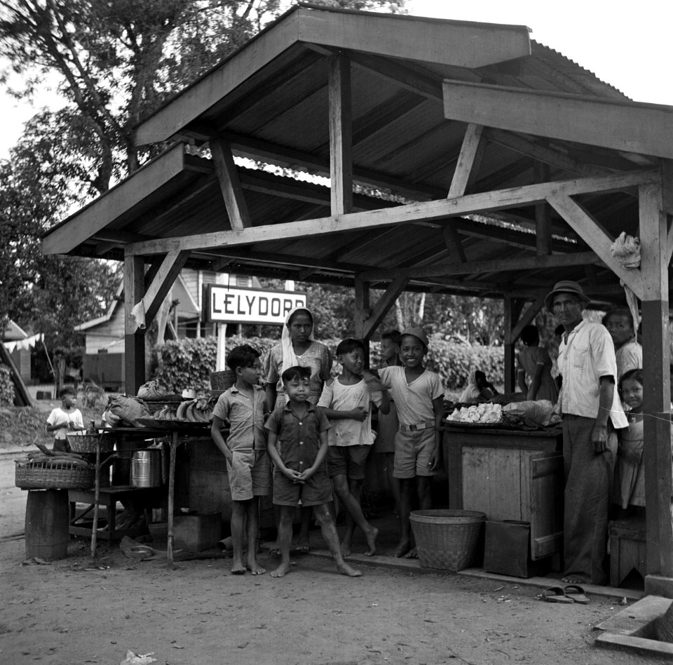 Hindostanen bij de markthal bij Station Lelydorp in Suriname