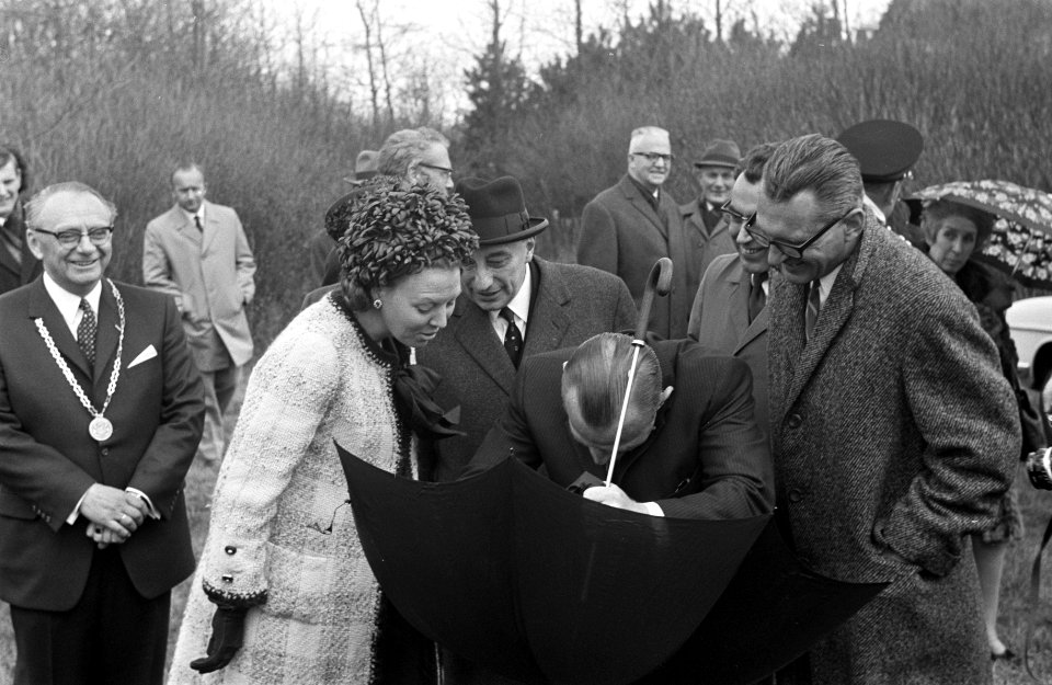 HKH pr. Beatrix en Pr. Claus bezoeken Zeeland nr. 33 links bij maquette ir. Lo, Bestanddeelnr 922-3144
