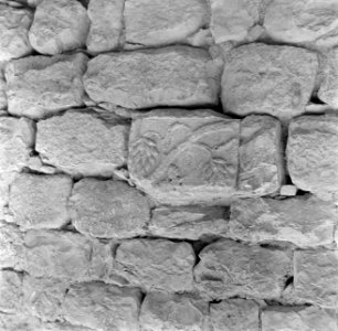 Historisch beeldhouwwerk op een muur, Bestanddeelnr 255-0121