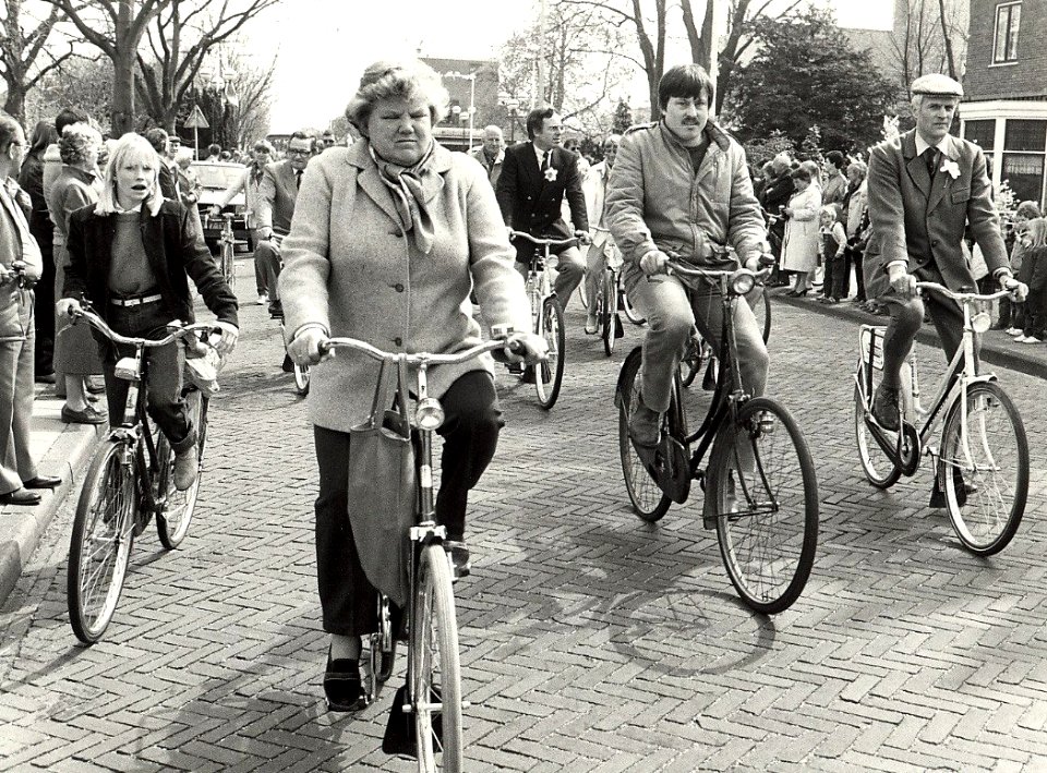 Historische wieleroptocht op de Bennebroekerlaan te Bennebroek een aantal fietsers met rechts burgemeester J.de Widt afbeelding door Fotopersbureau C.de Boer. - Haarlem de Boer, ca.1980. - 1, NL-HlmNHA 54016682