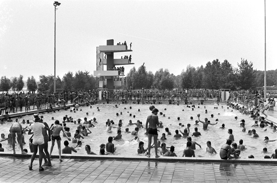 Hittegolf, drukte in Sloterparkbad, Bestanddeelnr 928-6636
