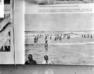 Historisch leven, strandleven mensen in badpakken, Bestanddeelnr 916-1351