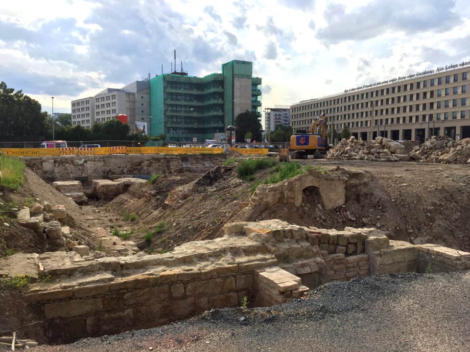 Historische Gemäuer Postplatz Dresden