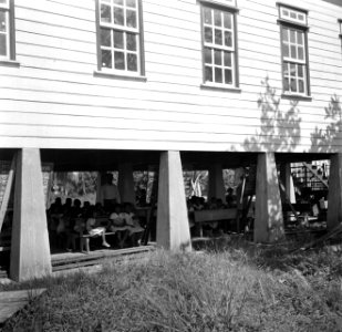 Hindostaanse school, gelegen onder de tempel, in Nieuw-Nickerie, Bestanddeelnr 252-5502
