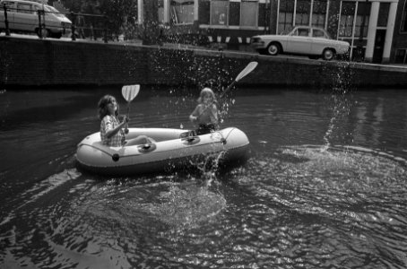 Hitte, jongetjes in rubberboot in gracht in Jordaan, Bestanddeelnr 926-5211