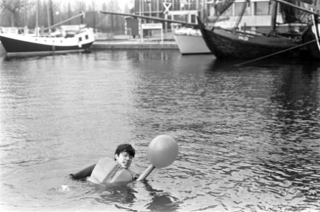 Hiswa 1972 in RAI, demonstratie reddingsvest met signaalballon, Bestanddeelnr 925-4470